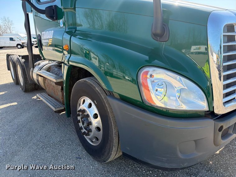 image for item YA2996 2017 Freightliner  Cascadia semi truck