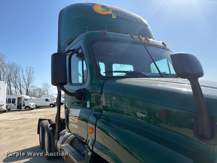 image for item YA2996 2017 Freightliner  Cascadia semi truck