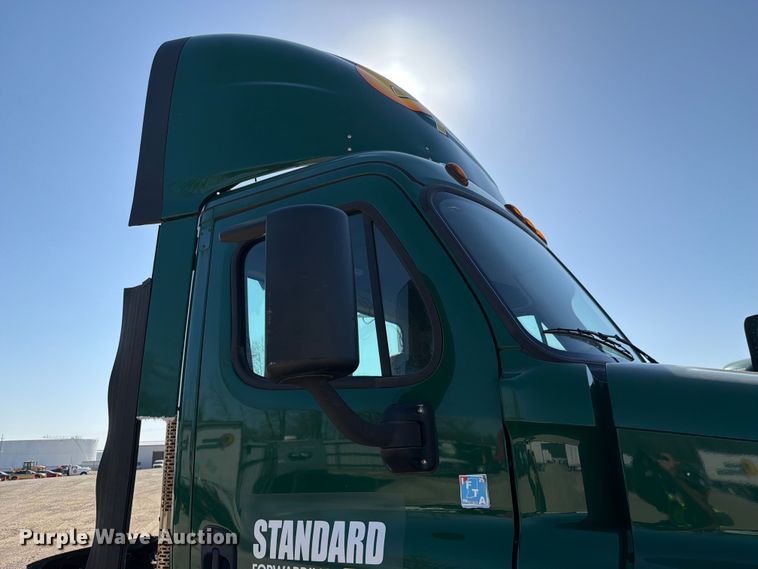 image for item YA2996 2017 Freightliner  Cascadia semi truck