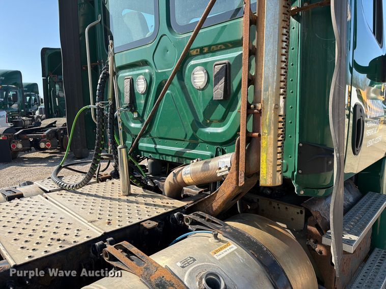 image for item YA2996 2017 Freightliner  Cascadia semi truck