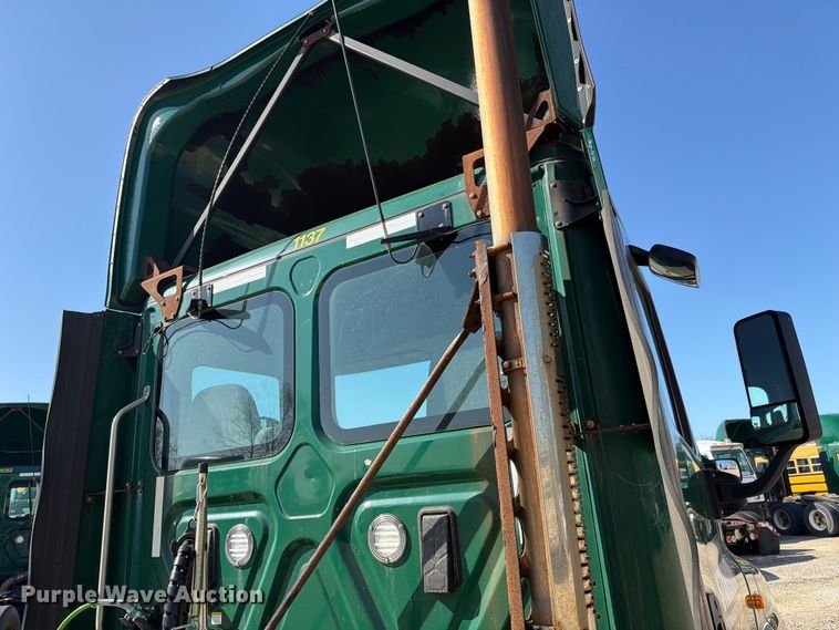 image for item YA2996 2017 Freightliner  Cascadia semi truck