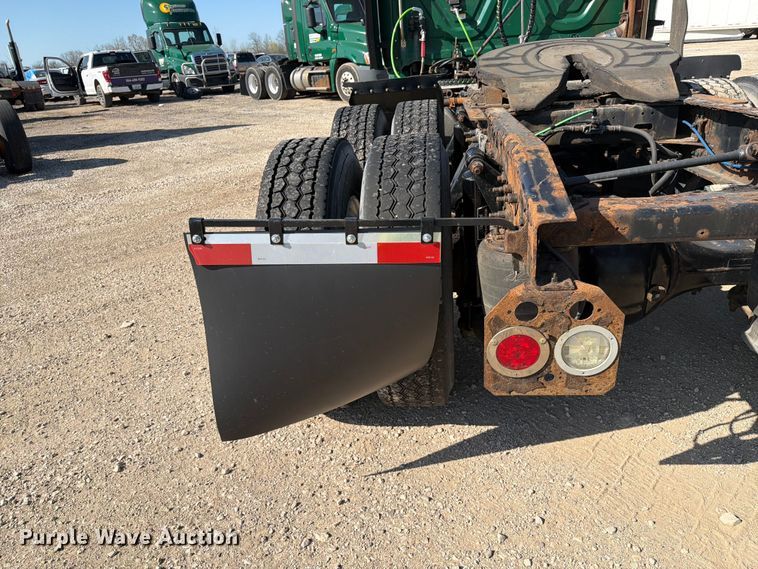 image for item YA2996 2017 Freightliner  Cascadia semi truck