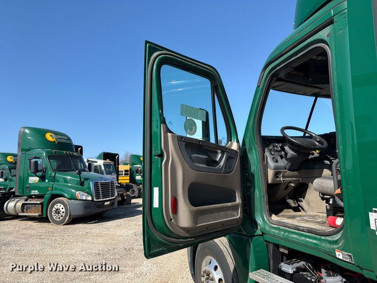 image for item YA2996 2017 Freightliner  Cascadia semi truck