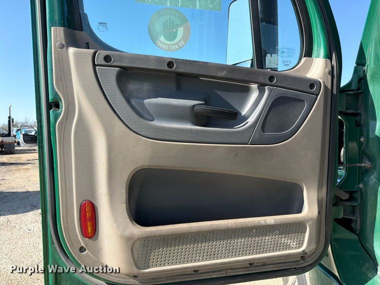 image for item YA2996 2017 Freightliner  Cascadia semi truck