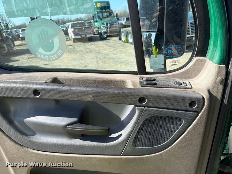 image for item YA2996 2017 Freightliner  Cascadia semi truck