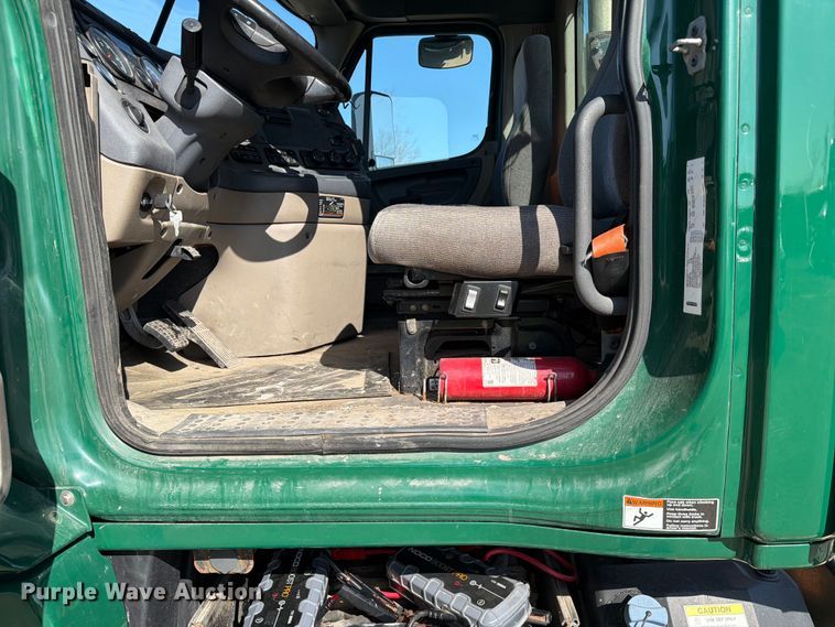 image for item YA2996 2017 Freightliner  Cascadia semi truck