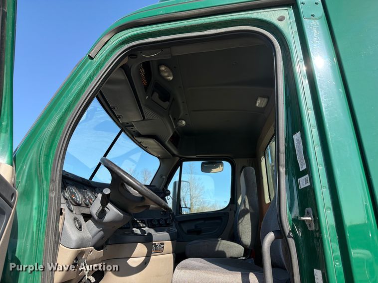 image for item YA2996 2017 Freightliner  Cascadia semi truck