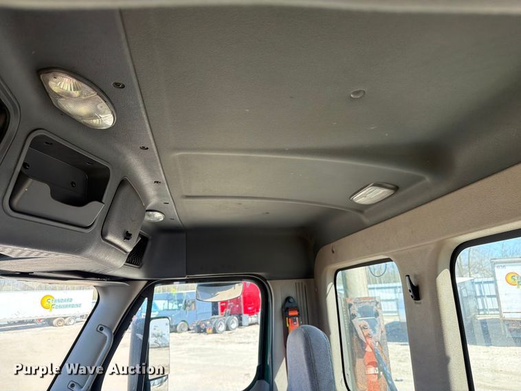 image for item YA2996 2017 Freightliner  Cascadia semi truck