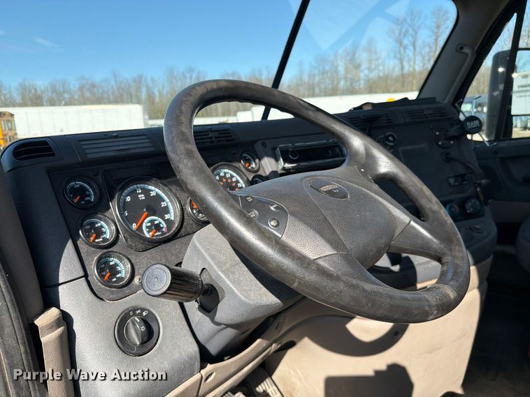 image for item YA2996 2017 Freightliner  Cascadia semi truck