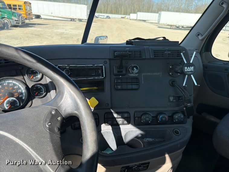 image for item YA2996 2017 Freightliner  Cascadia semi truck