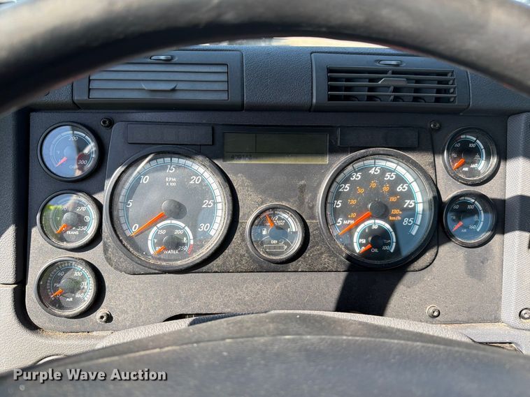 image for item YA2996 2017 Freightliner  Cascadia semi truck