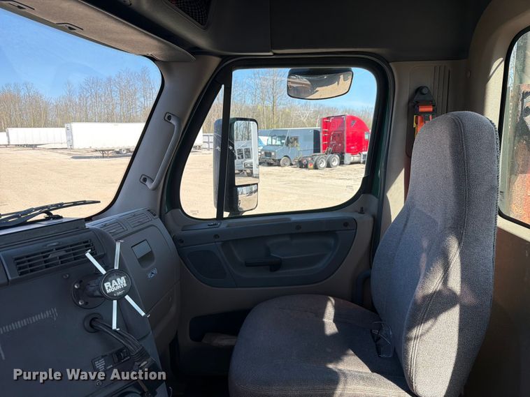 image for item YA2996 2017 Freightliner  Cascadia semi truck