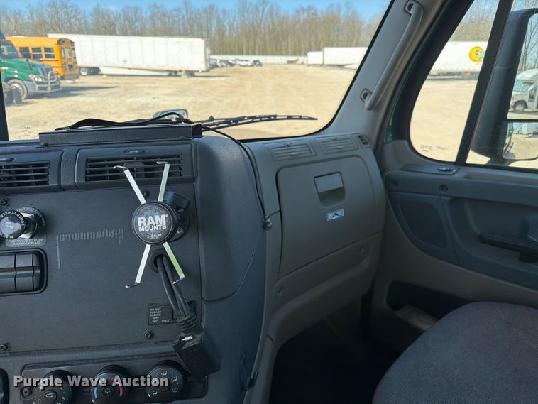 image for item YA2996 2017 Freightliner  Cascadia semi truck