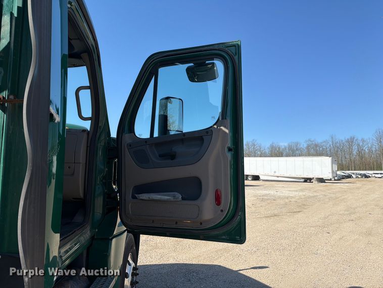 image for item YA2996 2017 Freightliner  Cascadia semi truck