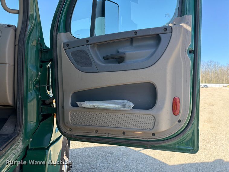 image for item YA2996 2017 Freightliner  Cascadia semi truck