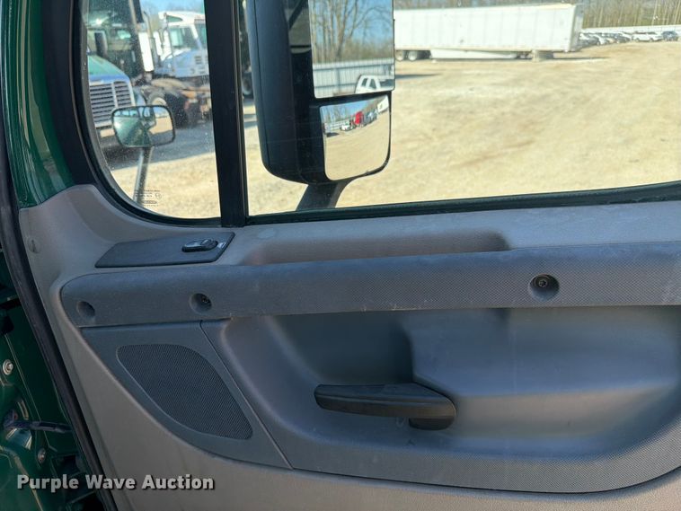 image for item YA2996 2017 Freightliner  Cascadia semi truck