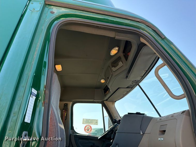 image for item YA2996 2017 Freightliner  Cascadia semi truck