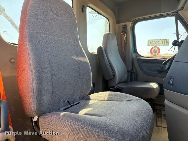 image for item YA2996 2017 Freightliner  Cascadia semi truck