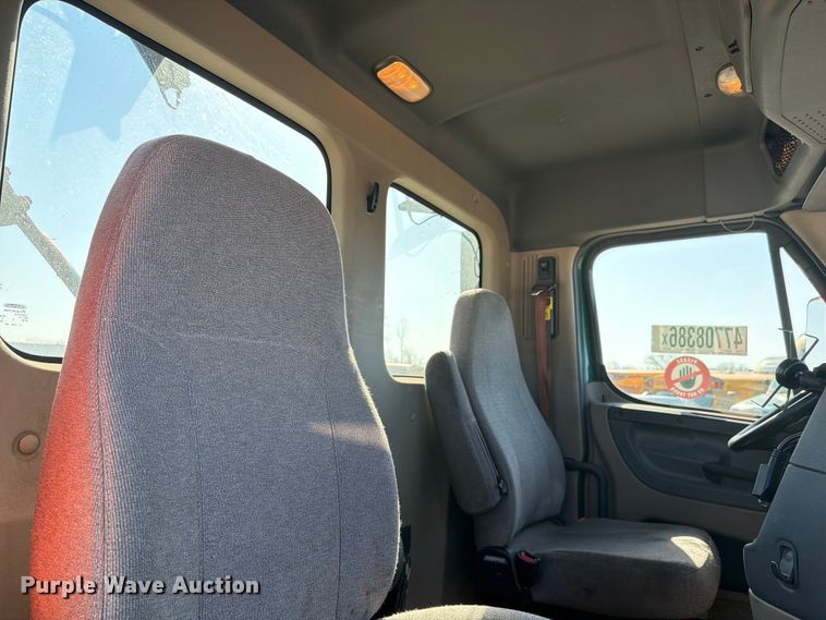 image for item YA2996 2017 Freightliner  Cascadia semi truck
