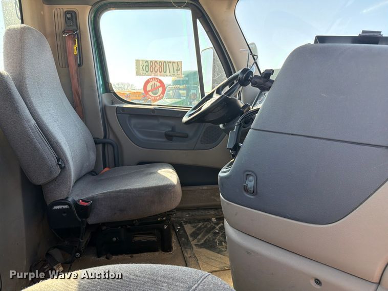 image for item YA2996 2017 Freightliner  Cascadia semi truck