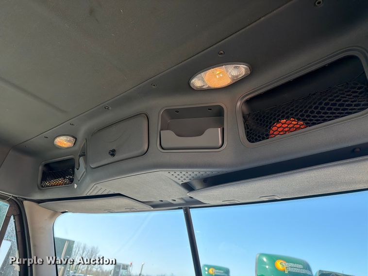 image for item YA2996 2017 Freightliner  Cascadia semi truck