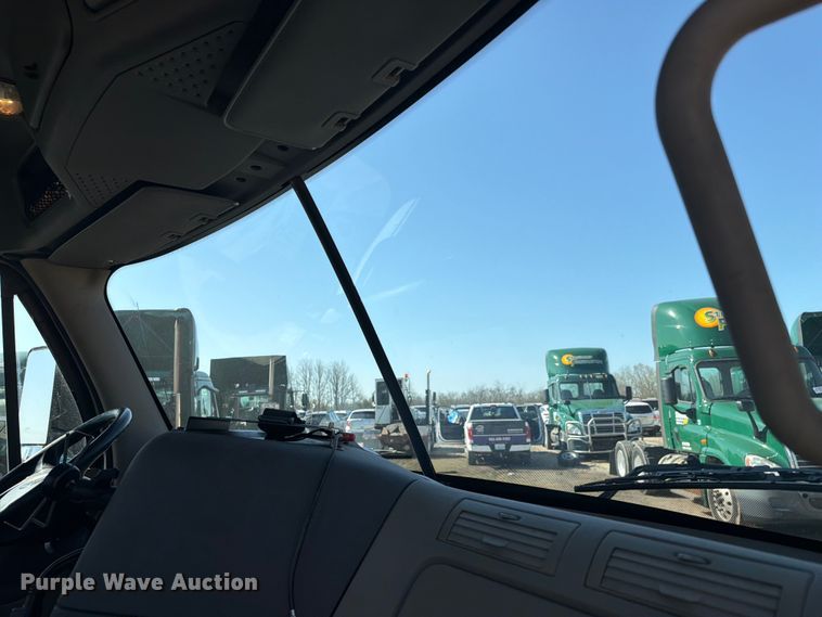 image for item YA2996 2017 Freightliner  Cascadia semi truck