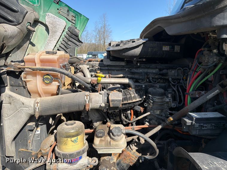 image for item YA2996 2017 Freightliner  Cascadia semi truck