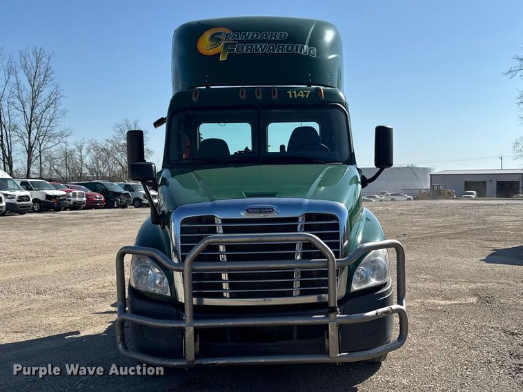 image for item YA2997 2017 Freightliner  Cascadia semi truck