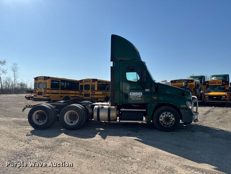 image for item YA2997 2017 Freightliner  Cascadia semi truck