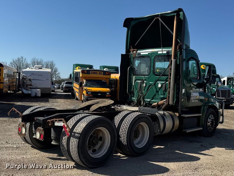 image for item YA2997 2017 Freightliner  Cascadia semi truck
