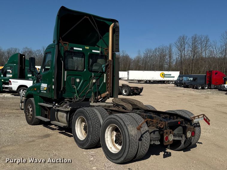 image for item YA2997 2017 Freightliner  Cascadia semi truck