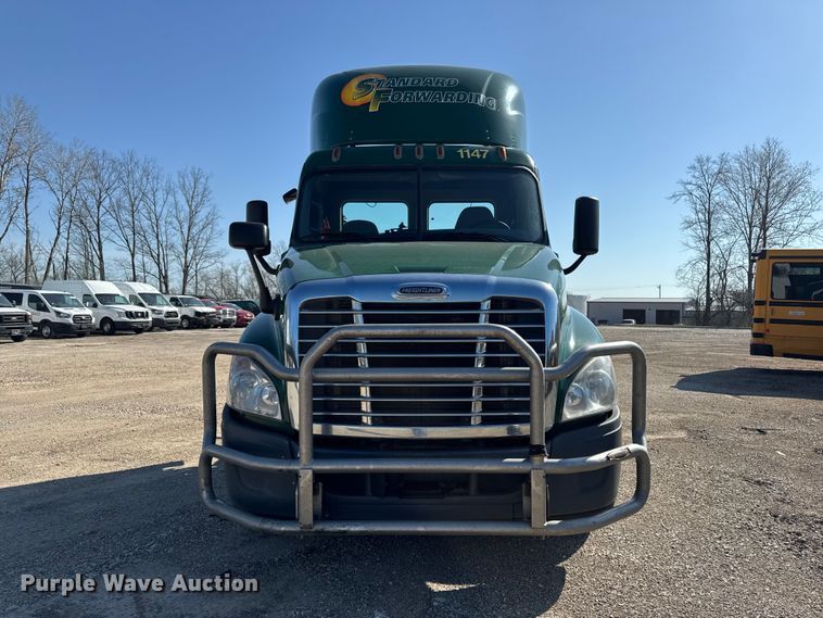 image for item YA2997 2017 Freightliner  Cascadia semi truck