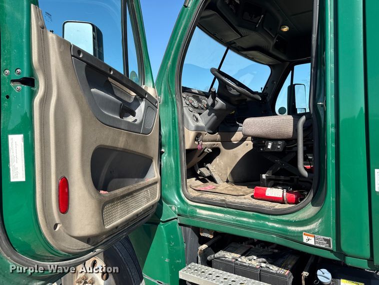 image for item YA2997 2017 Freightliner  Cascadia semi truck