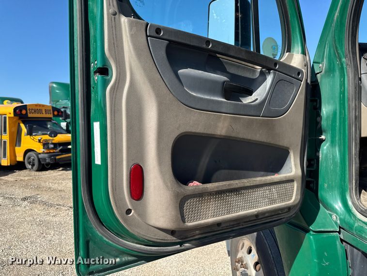 image for item YA2997 2017 Freightliner  Cascadia semi truck