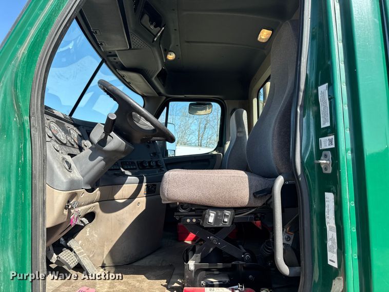 image for item YA2997 2017 Freightliner  Cascadia semi truck