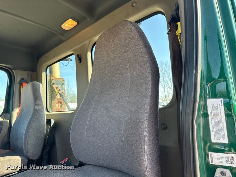 image for item YA2997 2017 Freightliner  Cascadia semi truck