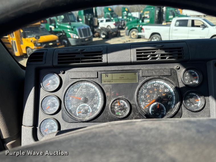 image for item YA2997 2017 Freightliner  Cascadia semi truck