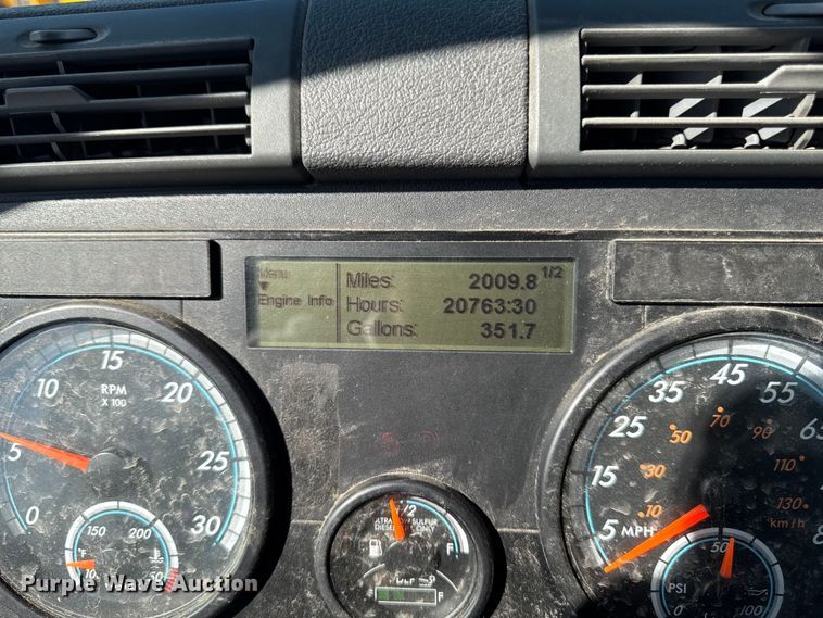 image for item YA2997 2017 Freightliner  Cascadia semi truck