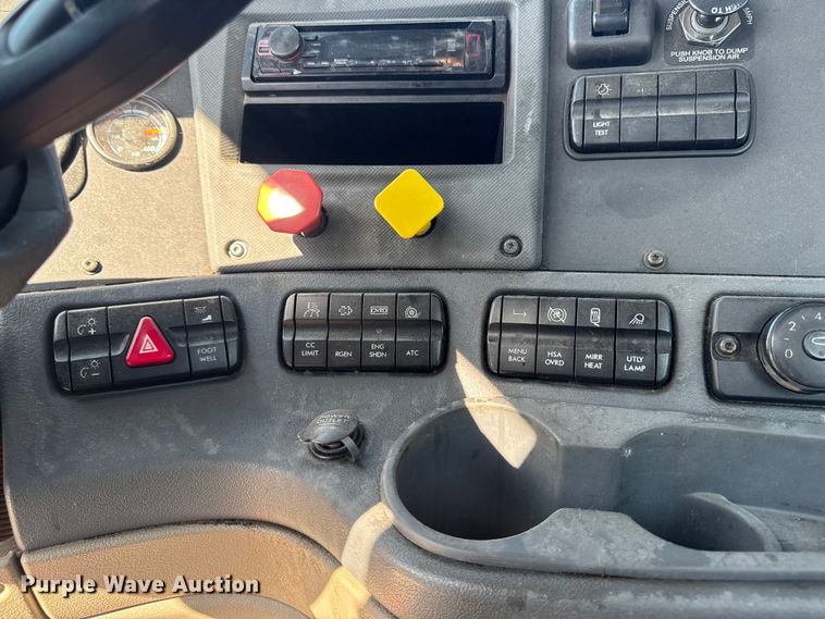 image for item YA2997 2017 Freightliner  Cascadia semi truck