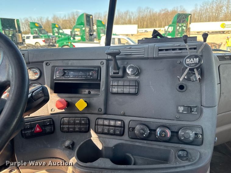 image for item YA2997 2017 Freightliner  Cascadia semi truck
