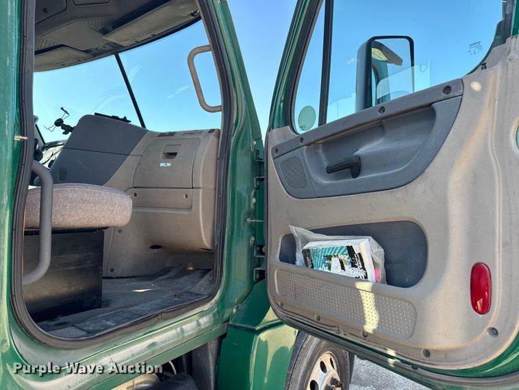 image for item YA2997 2017 Freightliner  Cascadia semi truck