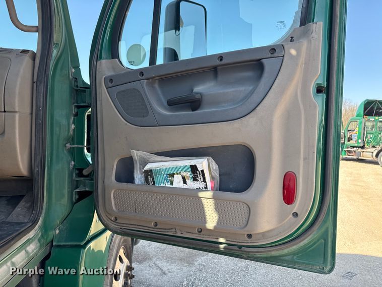 image for item YA2997 2017 Freightliner  Cascadia semi truck