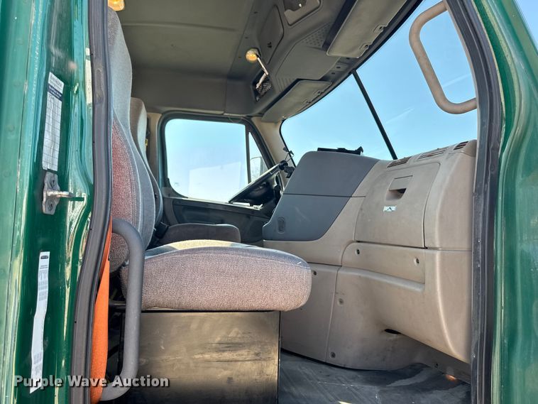 image for item YA2997 2017 Freightliner  Cascadia semi truck