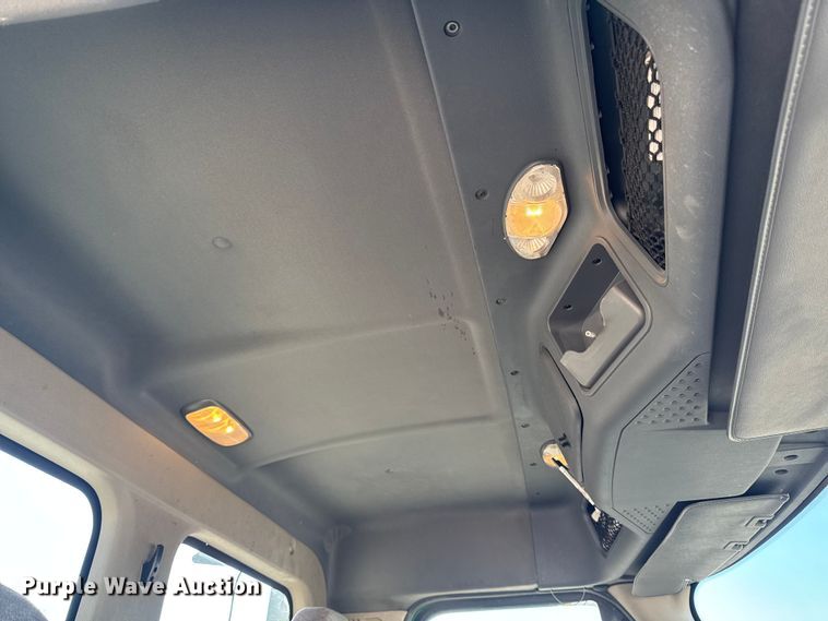 image for item YA2997 2017 Freightliner  Cascadia semi truck