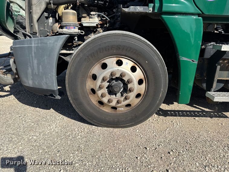 image for item YA2997 2017 Freightliner  Cascadia semi truck