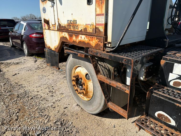 image for item YA2998 2011 Kalmar  Ottawa yard truck
