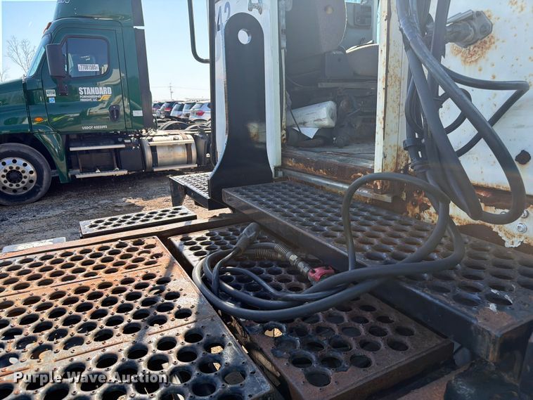 image for item YA2998 2011 Kalmar  Ottawa yard truck