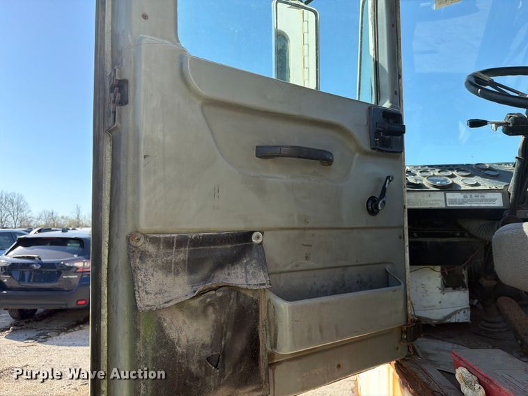 image for item YA2998 2011 Kalmar  Ottawa yard truck