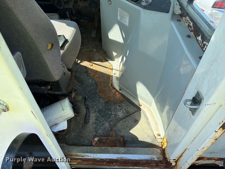 image for item YA2998 2011 Kalmar  Ottawa yard truck