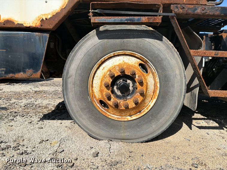 image for item YA2998 2011 Kalmar  Ottawa yard truck